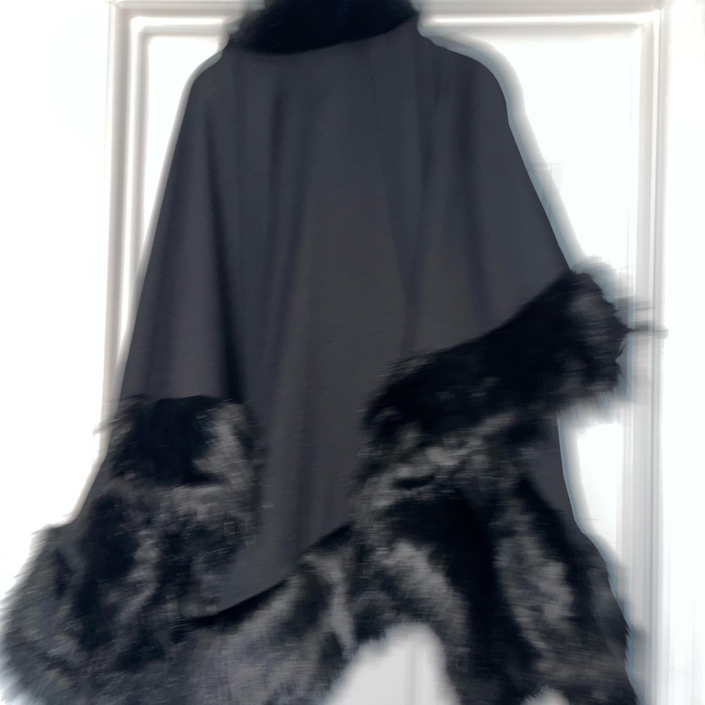 Donna Salyers Fabulous Furs Cape Black Faux Fur Quiet Luxury Lagenlook Y2K NWT - Picture 4 of 4